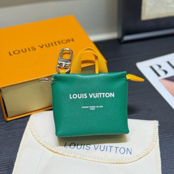 designer,replica,clothing,fake,1:1,lv,luxury,high quality Mini shopping bag charm M02699 Louis Vuitton MINI SHOPPER bag charm (W4B7QV)