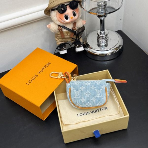 designer,replica,clothing,fake,1:1,lv,luxury,high quality New Arrival M02460 Louis Vuitton xTM MICRO POCHETTE Mini Clutch Bag Charm (QOMAMC)