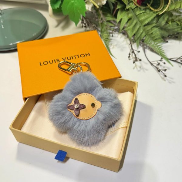 designer,replica,clothing,fake,1:1,lv,luxury,high quality LOUIS VUITTON Mink Pom-Pom New Style VIVIENNE FUR Sunflower Plush Pom-Pom Keychain Bag Charm (LN06XD)