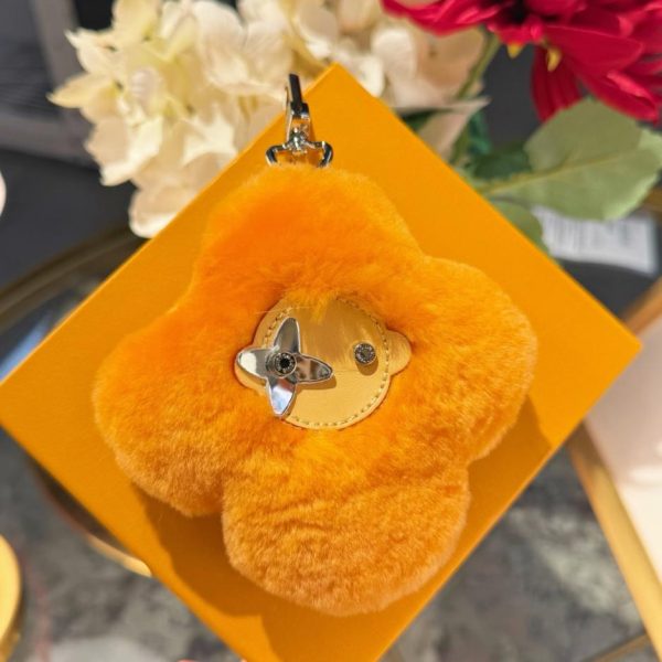 designer,replica,clothing,fake,1:1,lv,luxury,high quality New arrival: LOUIS VUITTON VIVIENNE SHEARLING Sunflower Pom-pom Keychain/Bag Charm (4IRW4C)