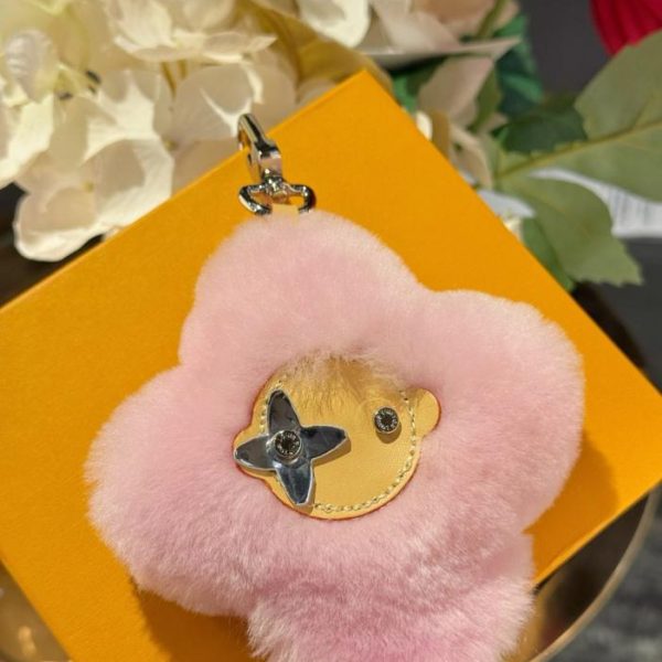 designer,replica,clothing,fake,1:1,lv,luxury,high quality New Arrival: LOUIS VUITTON VIVIENNE SHEARLING Sunflower Pom-Pom Keychain/Bag Charm (B2HXTU)