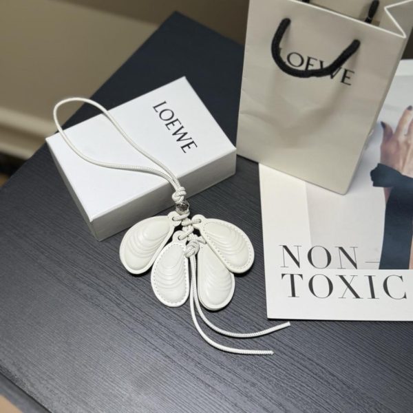 designer,replica,clothing,fake,1:1,lv,luxury,high quality New Loewe Mother-of-Pearl Pendant (2H33WF)