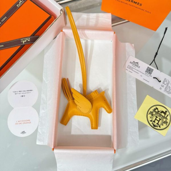 designer,replica,clothing,fake,1:1,lv,luxury,high quality New Hermes Rodeo Pegase bag charm/keychain, hand-stitched in lambskin (DBL9VO).