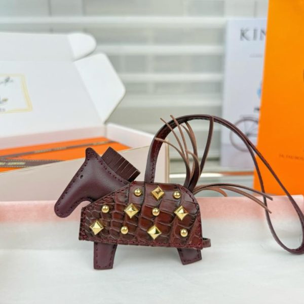 designer,replica,clothing,fake,1:1,lv,luxury,high quality New top-tier version, new style, high-end crocodile leather, studded pony design, all-steel hardware, HERMES Rodeo Robeo Coeur pony bag charm/keychain (ND74M0)
