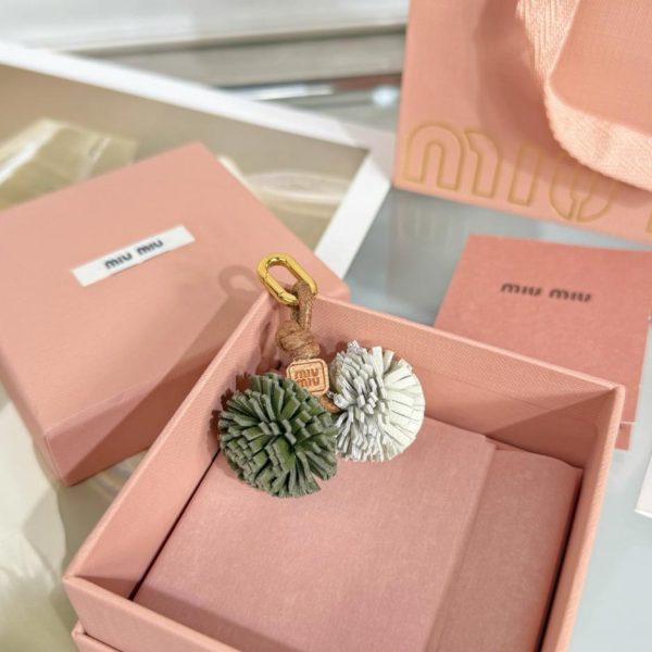 designer,replica,clothing,fake,1:1,lv,luxury,high quality MIUMIU Flower Bag Charm (HIUXWK)