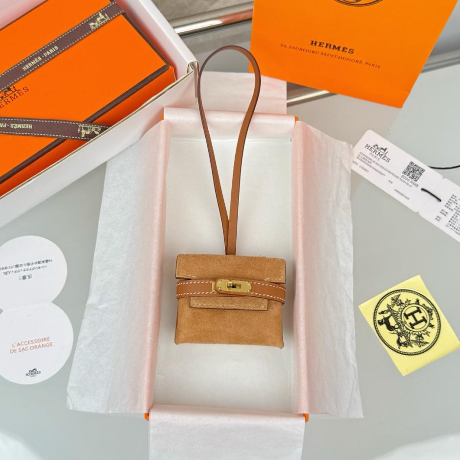 designer,replica,clothing,fake,1:1,lv,luxury,high quality Hermes’ new suede Kelly earphone bag charm, a handmade hand-stitched accessory (ZBM2DK). designer,replica,clothing,fake,1:1,lv,luxury,high quality Hermes’ new suede Kelly earphone bag charm, a handmade hand-stitched accessory (ZBM2DK).