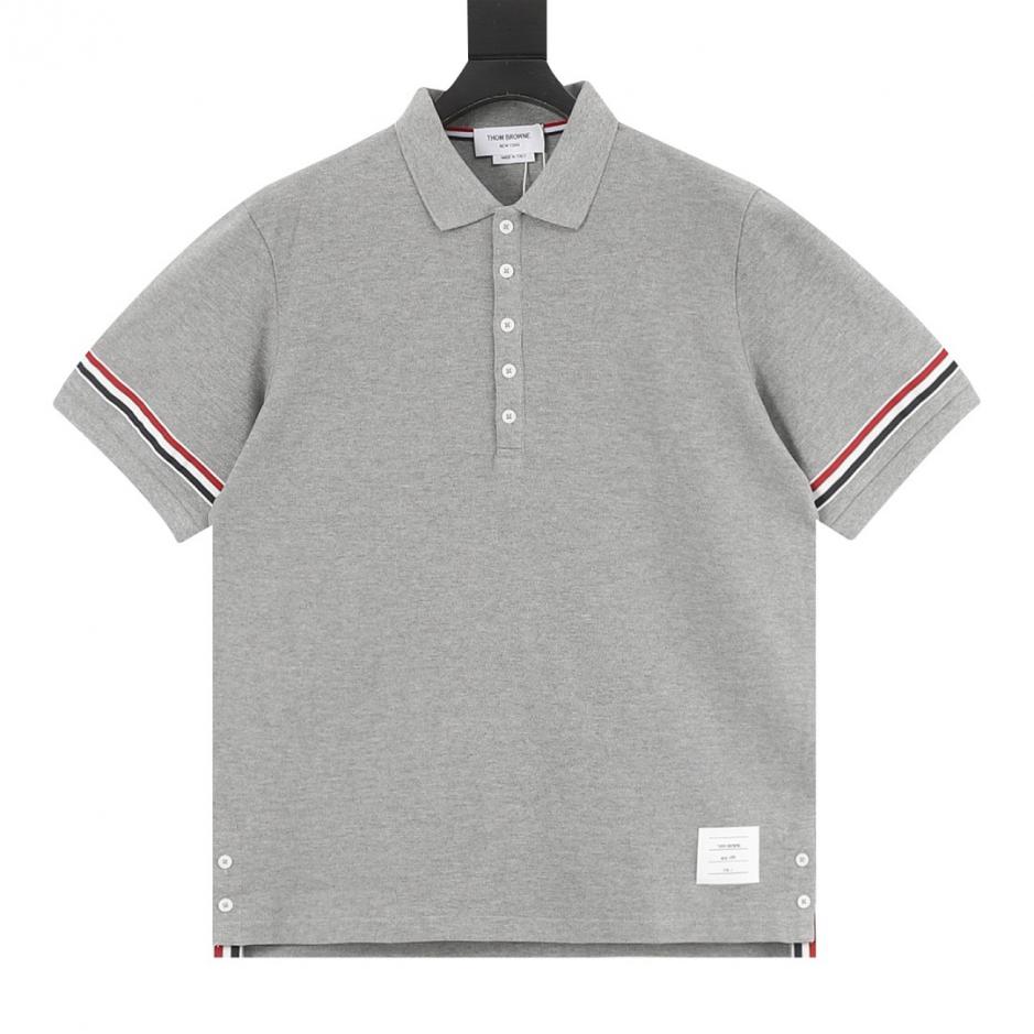 designer,replica,clothing,fake,1:1,lv,luxury,high quality Thom Browne VLFIA short-sleeved polo shirt with honeycomb double sleeve label and webbing in pique fabric. designer,replica,clothing,fake,1:1,lv,luxury,high quality Thom Browne VLFIA short-sleeved polo shirt with honeycomb double sleeve label and webbing in pique fabric.